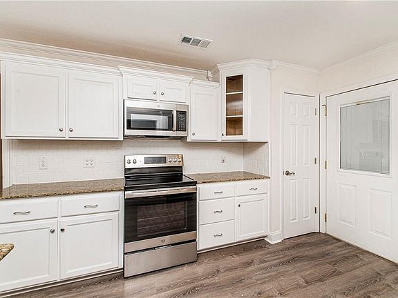 5th image of 218 Ravenwood St