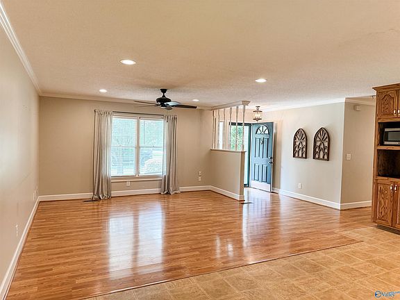 4th image of 1124 Larry St