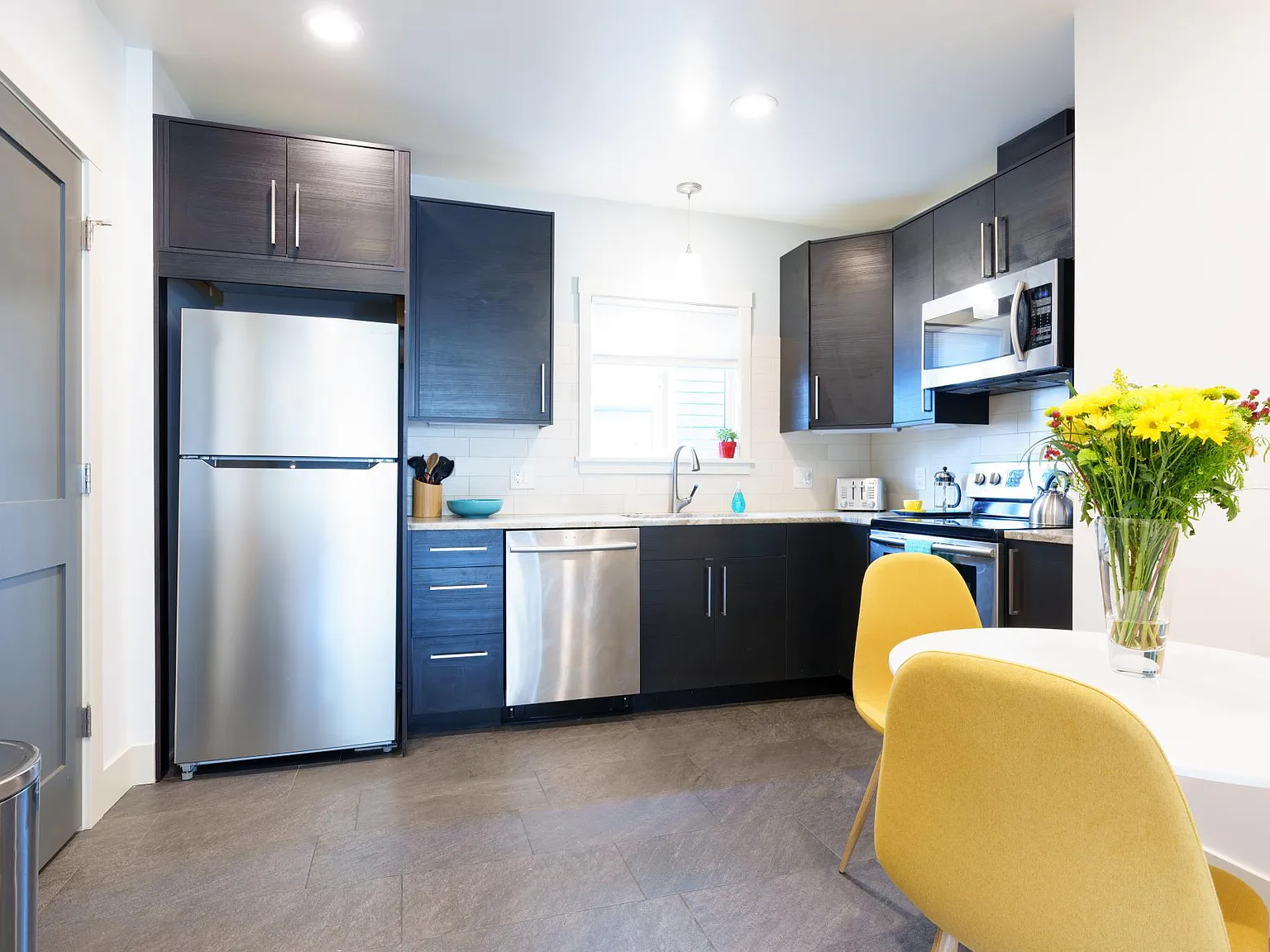 2 bed, 875 sqft, $3,595 — Photo 3