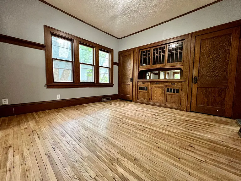 3447 Dupont Ave N — Photo 3
