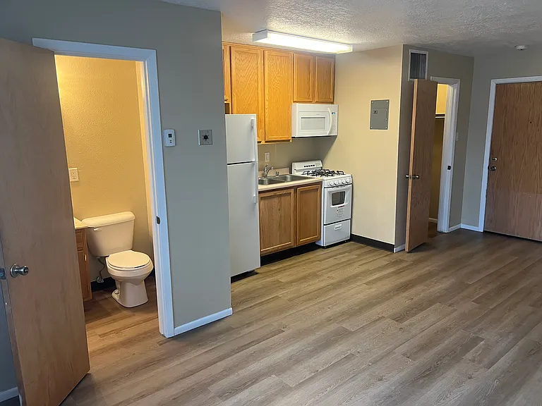 Quality, Updated Studio Apartments in Great North UNM Community — Photo 21