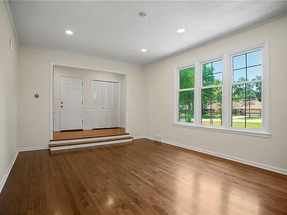 3rd image of 9209 Roe Ave