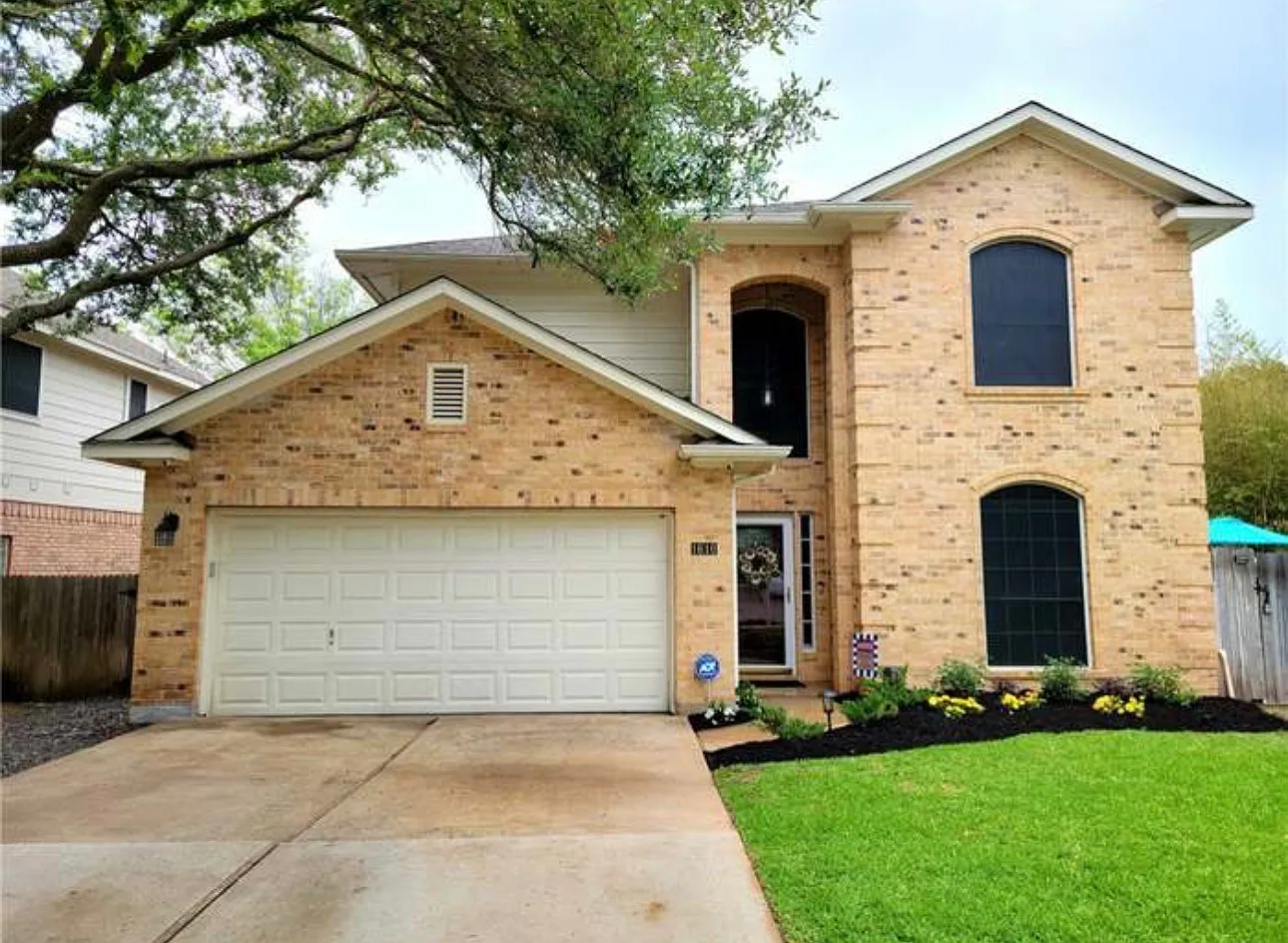 4 bed, 2.5 bath, 2175 sqft, $3,200 — Photo 2