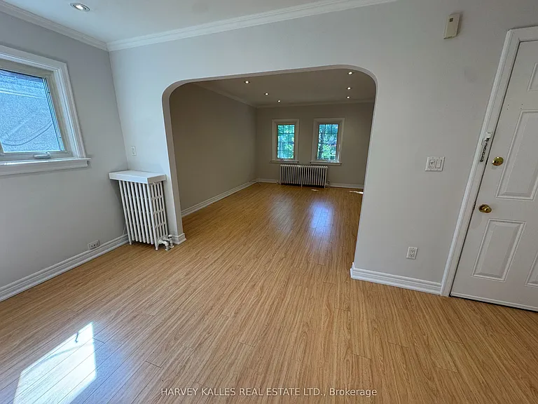 38 Strathgowan Ave #UPPER — Photo 4