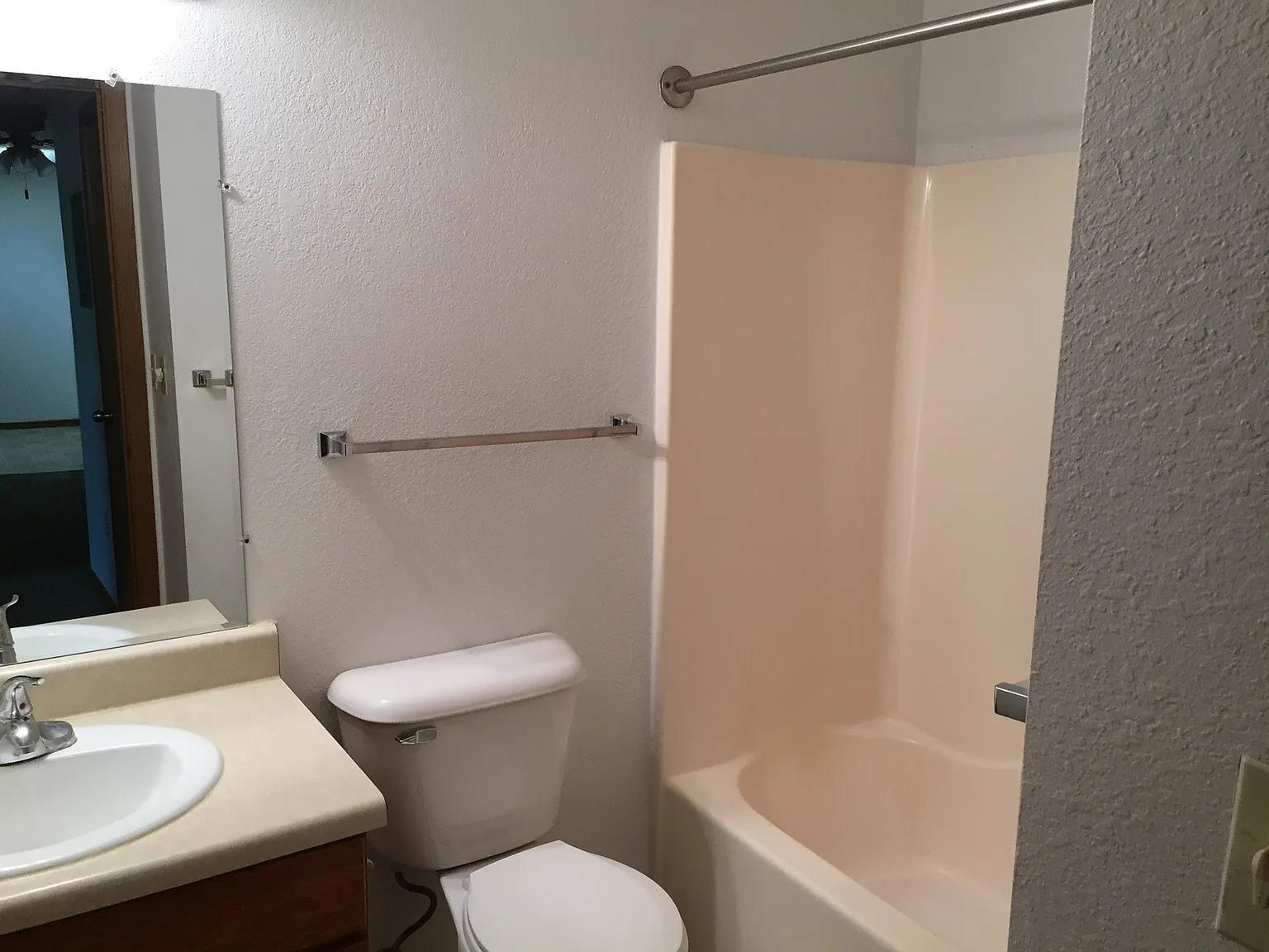 3 bed, 850 sqft, $950 — Photo 3