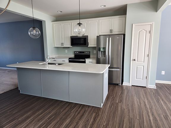 4th image of 92 Mossdale Blvd