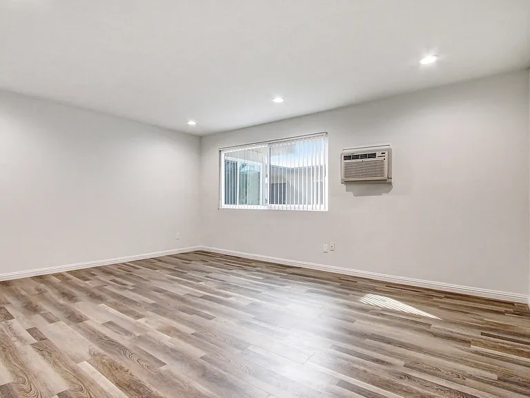 Country Club Apartments — Photo 42