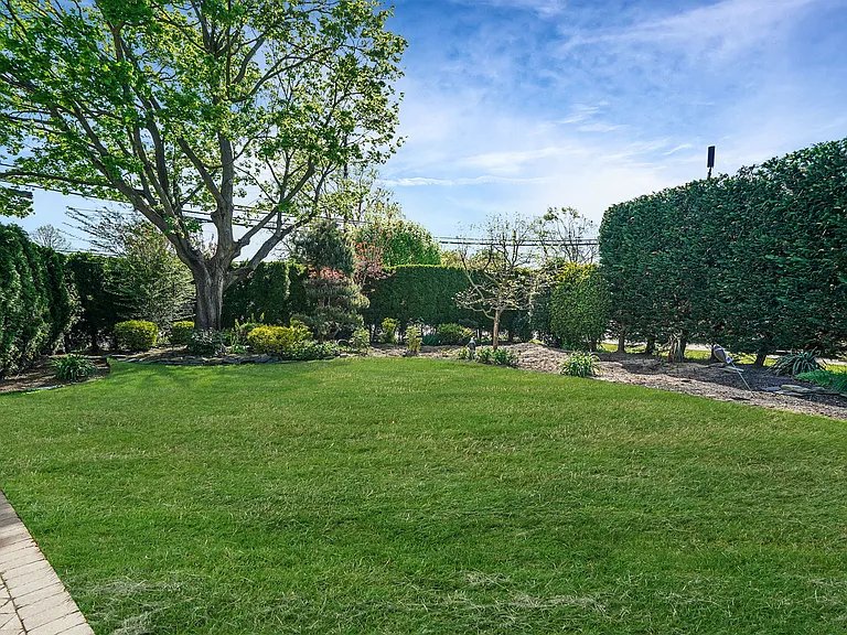1072 Hicksville Rd — Photo 19