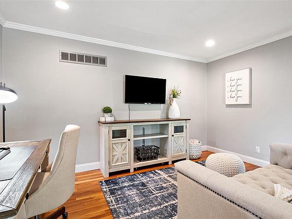 5th image of 2040 Willow Leaf Dr