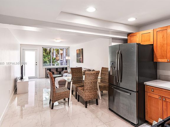 3rd image of 405 N Hibiscus Dr APT 204