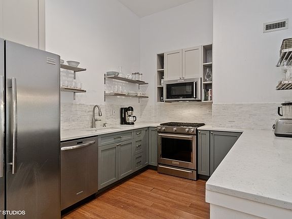 5th image of 1660 N Hudson Ave APT 1L