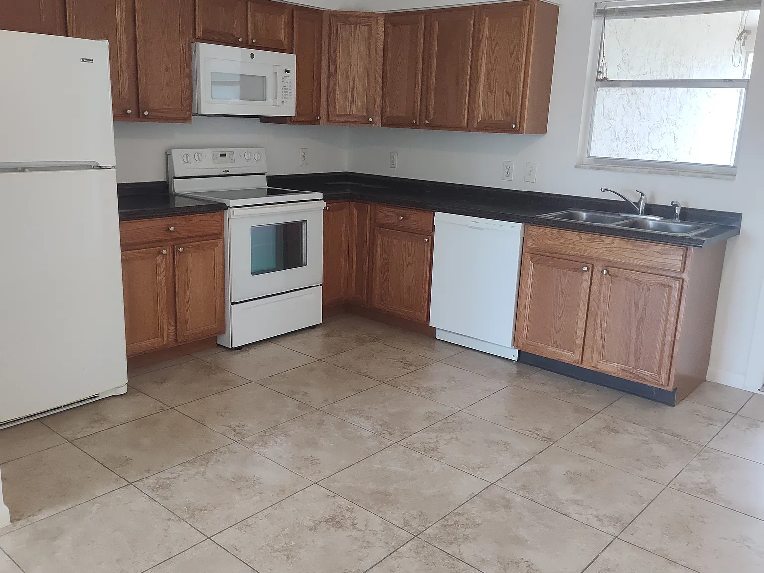 2 bed, 1000 sqft, $1,900 — Photo 2