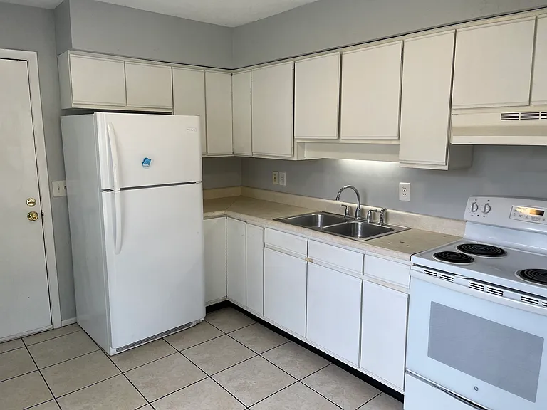 157 2nd Ave SW #A — Photo 4