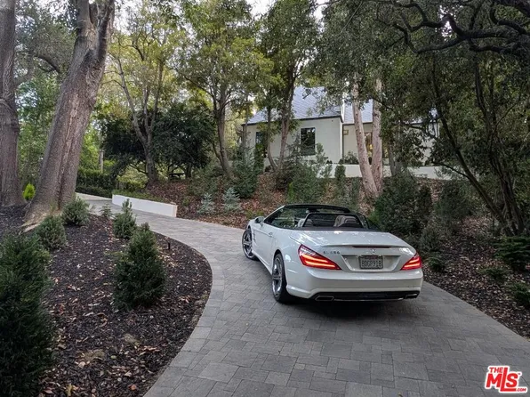943 Moraga Dr, Los Angeles, CA 90049