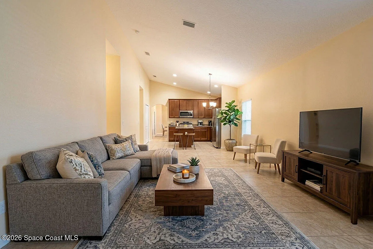 3 bed, 2.0 bath, 1976 sqft, $2,600 — Photo 1