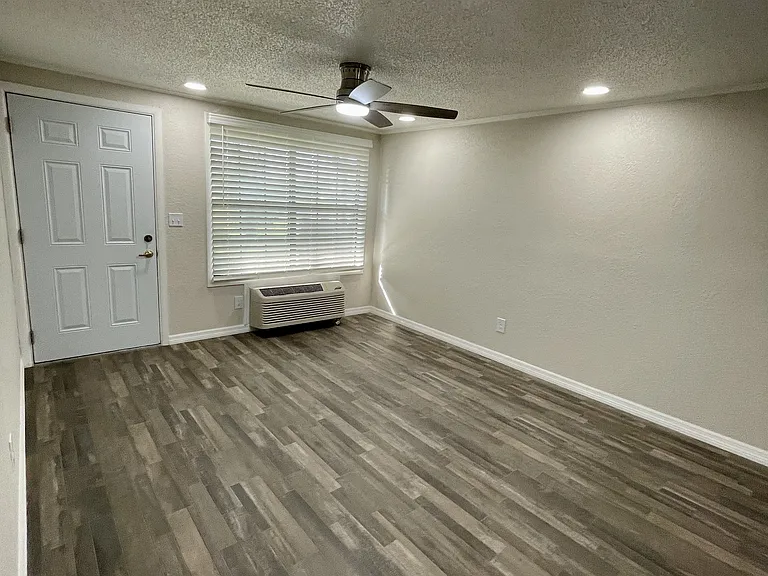 Camellia Court Apartments — Photo 9