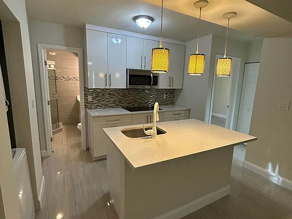 5th image of 916 NE 15th Ave APT 3