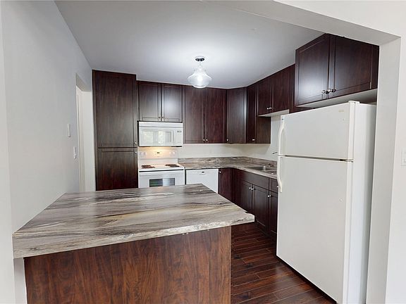 3rd image of 921 Main Street #203