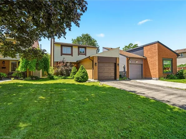 4 Eileen St, Hamilton, ON L9H 7E6
