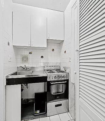 4th image of 32 Beekman Pl #1B