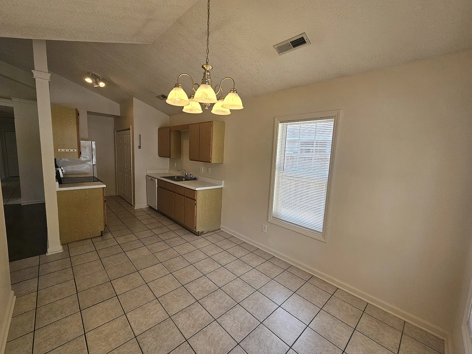 3 bed, 1108 sqft, $1,800 — Photo 2