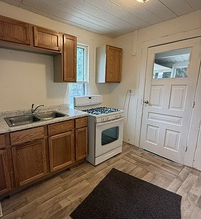 4th image of 434 Trowbridge St #1