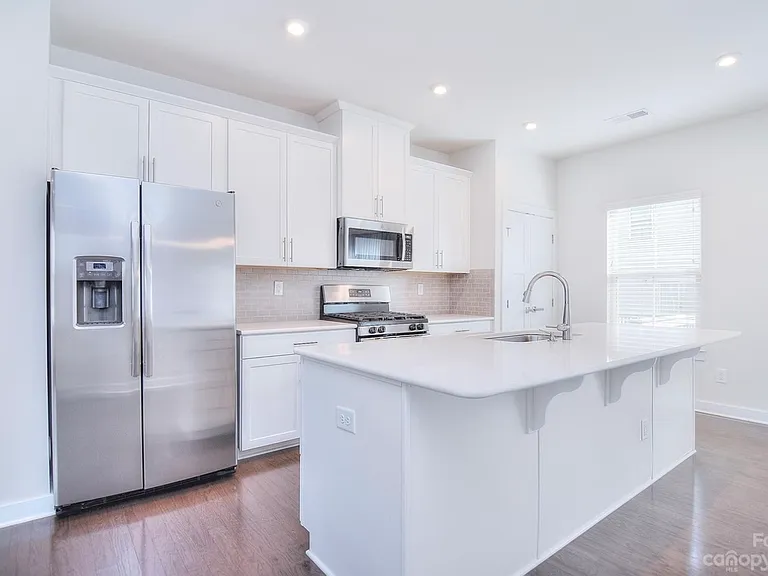 1810 Shumard Ln — Photo 9