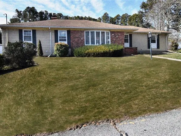 22 Oakhurst Dr, Smithfield, RI 02828