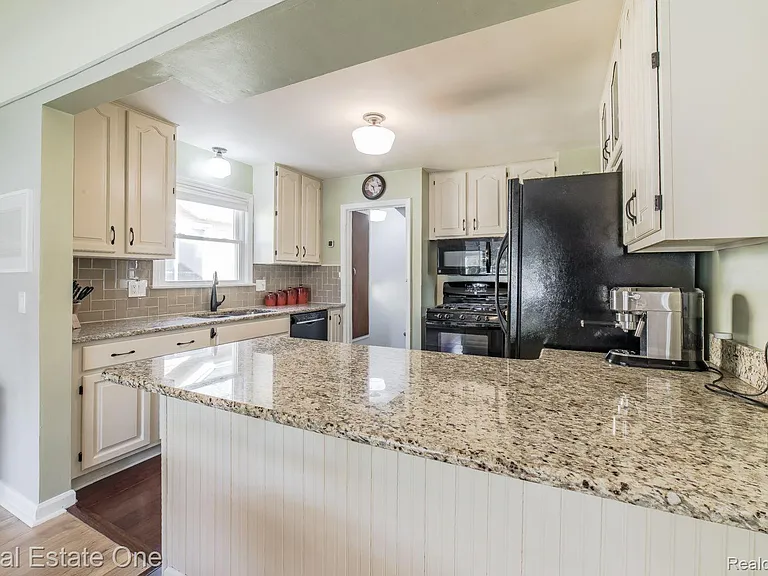 475 E Marshall St — Photo 10