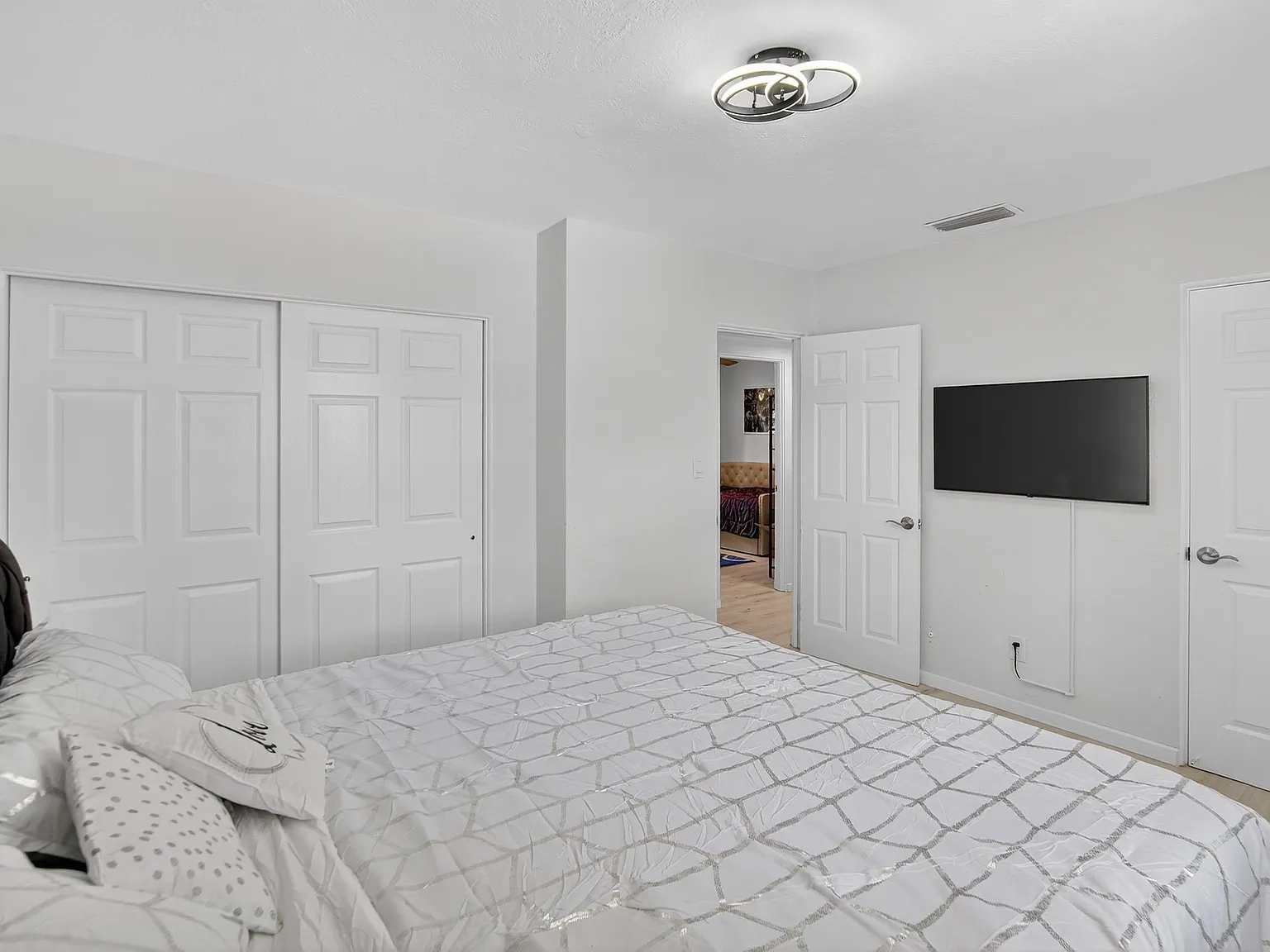 3 bed, $4,900 — Photo 2