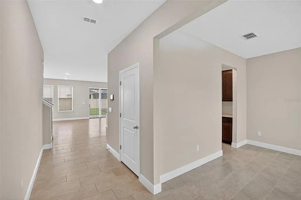 5 bed, 3.5 bath, 2934 sqft, $2,900 — Photo 3