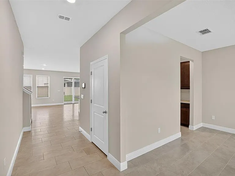 2546 Warren Acres Blvd — Photo 3