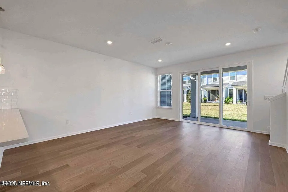 3 bed, 3.0 bath, 1445 sqft, $2,025 — Photo 3