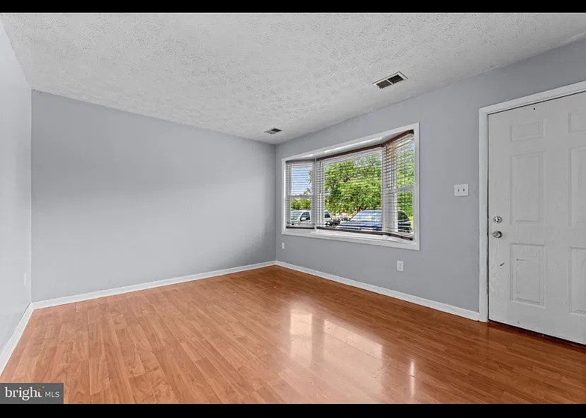 3 bed, 1170 sqft, $1,700 — Photo 2