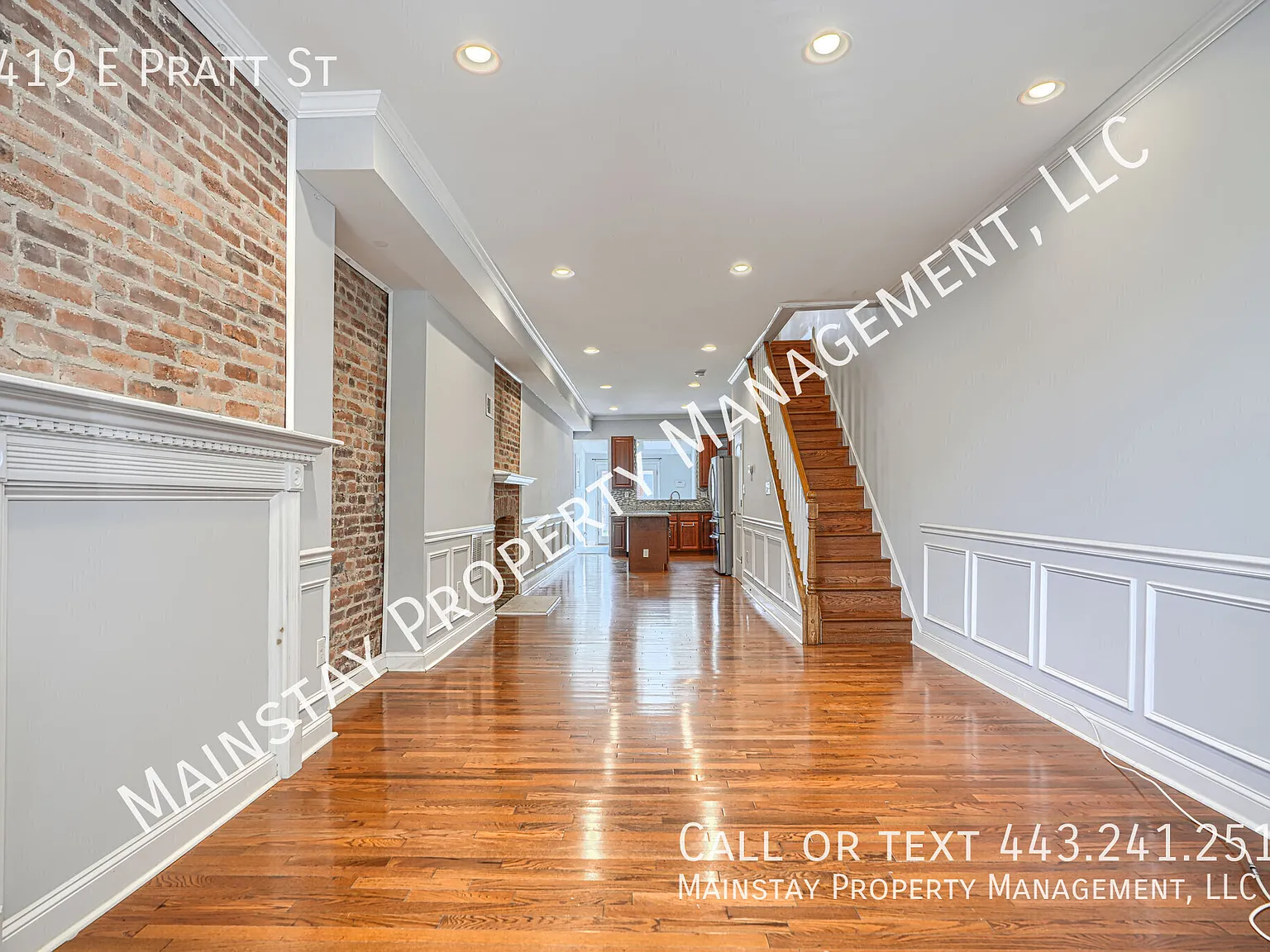 Renovated 2 bed, 2.5 bath townhouse with 2 car parking! — Photo 4