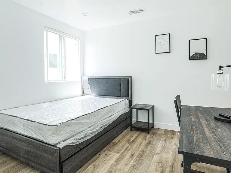 1534 W 35th St — Photo 31