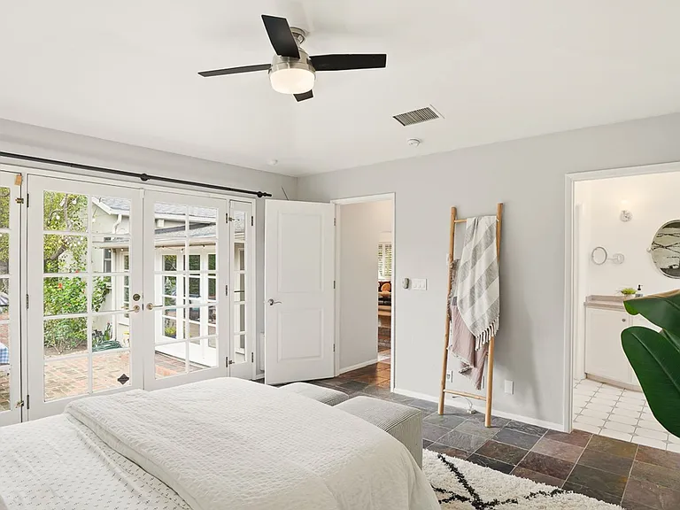 13360 Magnolia Blvd — Photo 28