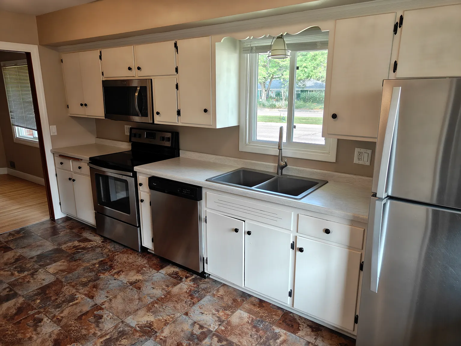 3 bed, 1630 sqft, $2,300 — Photo 3