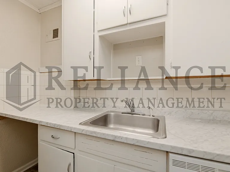 2151 S Green St — Photo 17