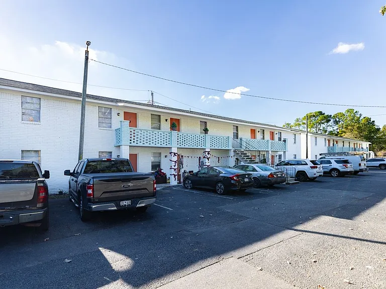 Marilyn Apartments — Photo 1