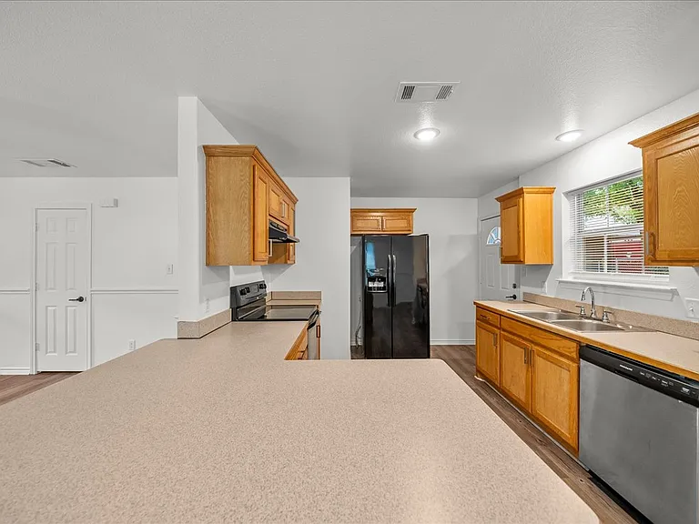 404 W Day St — Photo 15