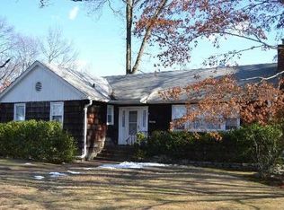 11 Porter Pl, Glen Cove, NY 11542