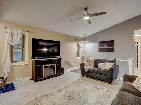 909 Acker Pkwy, Deforest, WI 53532