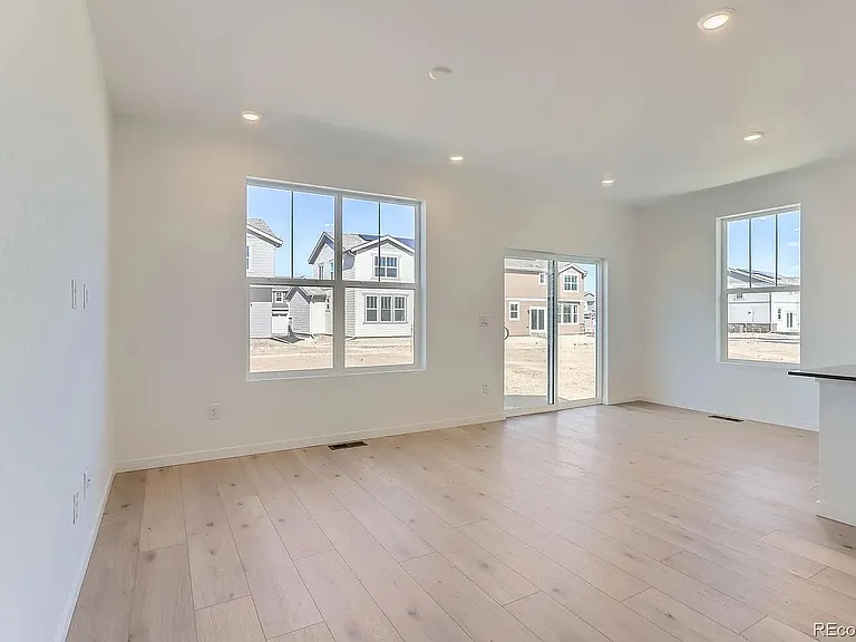 165 Fremont Ct — Photo 4