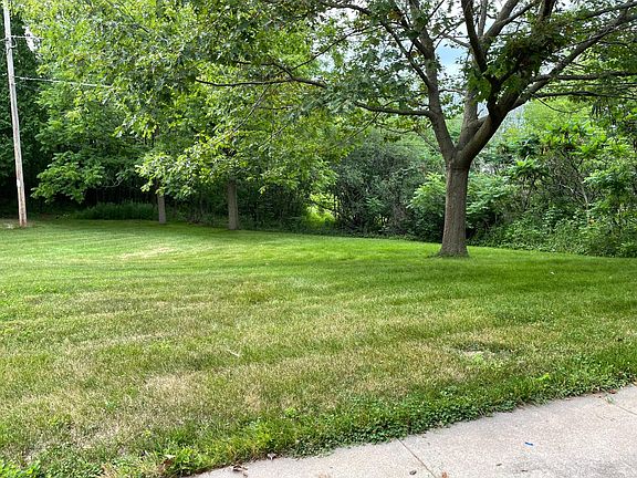 3rd image of 940 Woodland Ave