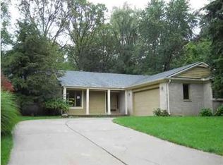 919 Woodridge Ct, Rochester Hills, MI 48307