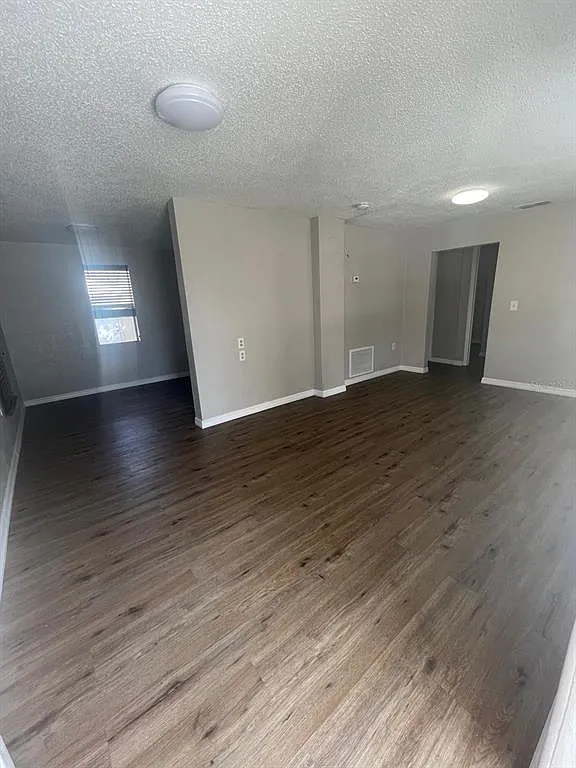 2 bed, 1.0 bath, 804 sqft, $1,400 — Photo 2