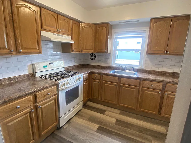 613 Jackson Ave — Photo 5