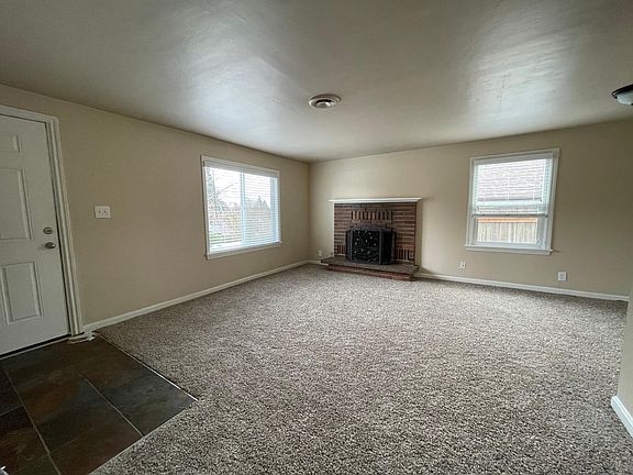 Living Room/Entrance