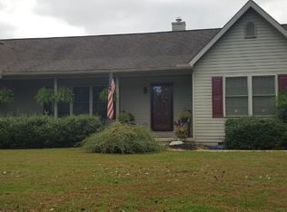 17 Oberlin Dr, Falling Waters, WV 25419